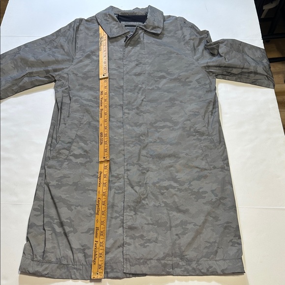 TUMI Men's Camo Reflective Packable Rain Jacket - Picture 5 of 13